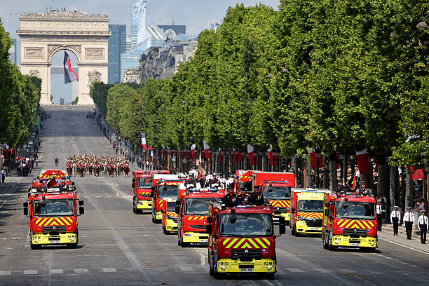 Photographie de véhicules de la Brigade de sapeurs-pompiers de Paris lors du défilé du 14 juillet